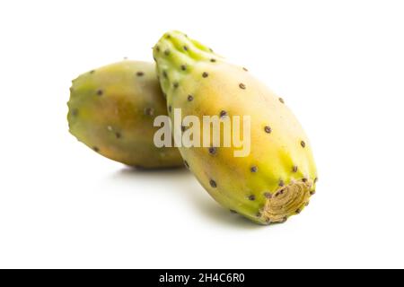 Pere crude. Opuntia o cactus indiano fico isolato su sfondo bianco. Foto Stock