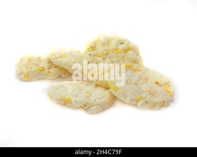 Primo piano di croccanti spuntini di riso e mais isolati su sfondo bianco Foto Stock