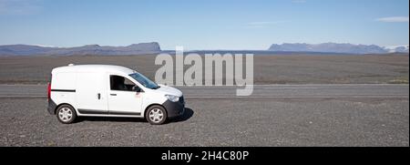 Islanda il 30 luglio 2021: Un piccolo camper sulla strada in Islanda, la prima grande stagione turistica dal Corona-Lockdown del 2020 Foto Stock