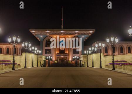 Vista notturna del palazzo cerimoniale di al Alam del Sultan Qaboos a Muscat, Oman Foto Stock