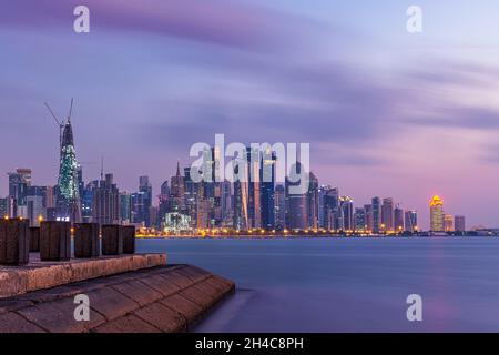 Vista aerea panoramica dello skyline di westbay Doha alla luce del giorno, la West Bay e' uno dei quartieri piu' prominenti dello skyline di Doha Foto Stock
