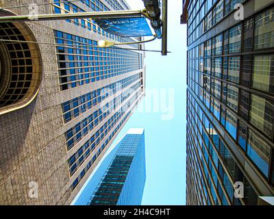 NEW YORK, STATI UNITI D'AMERICA - 16 settembre 2021: Un colpo d'angolo basso dei grattacieli su Madison Avenue, Manhattan, New York City, Stati Uniti Foto Stock