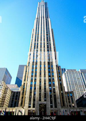 NEW YORK, STATI UNITI - 16 settembre 2021: Un angolo basso del Rockefeller Center Skyscraper in Rockefeller Plaza, Manhattan Foto Stock