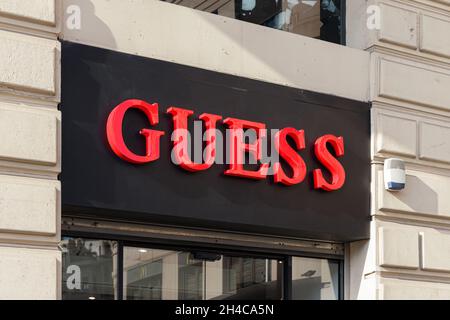 VALENCIA, SPAGNA - 26 OTTOBRE 2021: Guess è un marchio e rivenditore americano di abbigliamento e accessori Foto Stock