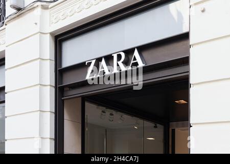 VALENCIA, SPAGNA - 26 OTTOBRE 2021: Zara è la più grande azienda del gruppo Inditex, il più grande rivenditore di abbigliamento al mondo Foto Stock