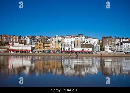 Il centro storico di Scarborough sorge dalla spiaggia in una mattinata chiara Foto Stock