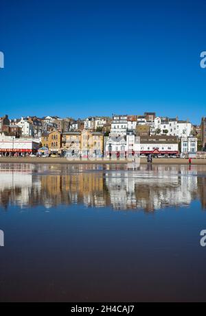 Il centro storico di Scarborough sorge dalla spiaggia in una mattinata chiara Foto Stock