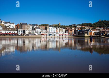 Il centro storico di Scarborough sorge dalla spiaggia in una mattinata chiara Foto Stock