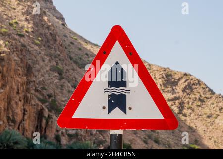 Ford avvertimento su una strada attraverso Wadi Tiwi, Oman Foto Stock