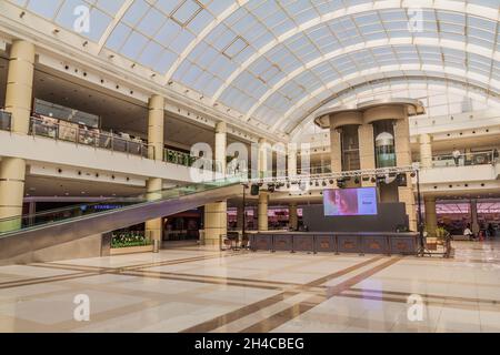 AL AIN, Emirati Arabi Uniti - 8 MARZO 2017: Inteior of Bawadi Mall in al Ain, Emirati Arabi Uniti Foto Stock