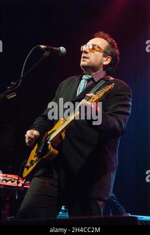 BARCELLONA - FEB 03: Il compositore e musicista inglese Elvis Costello suona sul palco a Razzmatazz il 3 febbraio 2005 a Barcellona, Spagna. Foto Stock