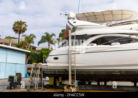 Yacht a motore di lusso di 60 piedi in un porto turistico di Sydney e fuori dall'acqua per un servizio e manutenzione, Sydney, Australia Foto Stock