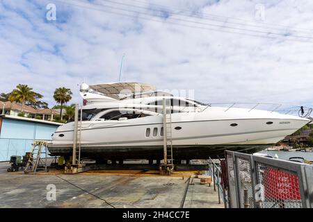 Yacht a motore di lusso di 60 piedi in un porto turistico di Sydney e fuori dall'acqua per un servizio e manutenzione, Sydney, Australia Foto Stock