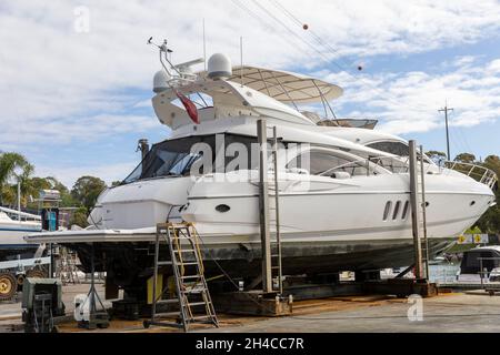 Yacht a motore di lusso di 60 piedi in un porto turistico di Sydney e fuori dall'acqua per un servizio e manutenzione, Sydney, Australia Foto Stock