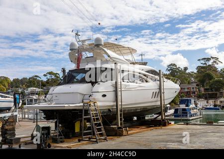 Yacht a motore di lusso di 60 piedi in un porto turistico di Sydney e fuori dall'acqua per un servizio e manutenzione, Sydney, Australia Foto Stock