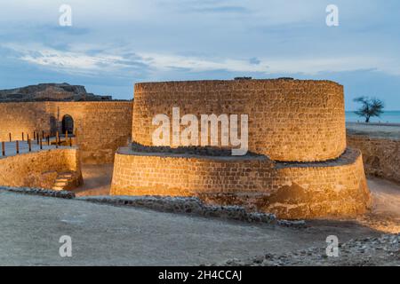 Vista serale del Forte Qall'at Bahrain nel Bahrain Foto Stock