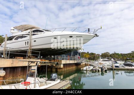 Yacht a motore di lusso di 60 piedi in un porto turistico di Sydney e fuori dall'acqua per un servizio e manutenzione, Sydney, Australia Foto Stock