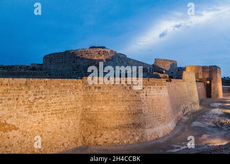 Vista serale del Forte Qall'at Bahrain nel Bahrain Foto Stock