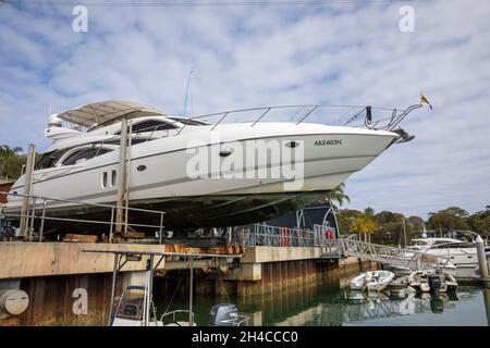 Yacht a motore di lusso di 60 piedi in un porto turistico di Sydney e fuori dall'acqua per un servizio e manutenzione, Sydney, Australia Foto Stock