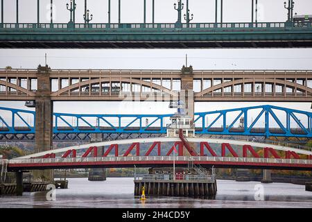 Newcastle upon Tyne Quayside area Tyne Bridge, Swing bridge, High Level Railway bridge e Blue Railway bridge che attraversa il fiume Tyne Foto Stock