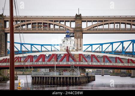 Newcastle upon Tyne Quayside area Swing ponte, ponte ferroviario di alto livello e ponte ferroviario blu che attraversa il fiume Tyne Foto Stock