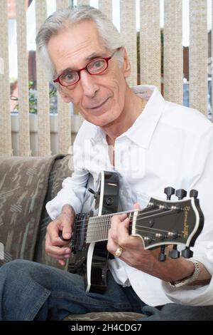 FILE PHOTO - il chitarrista e compositore jazz Pat Martino muore il 1° novembre 2021 e ha 77 anni. Foto mostra Pat Martino a casa sua Philadelphia, PA, il 25 luglio 2012. Credit: Takehiko Tokiwa/AFLO/Alamy Live News Foto Stock