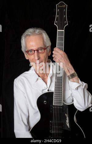 FILE PHOTO - il chitarrista e compositore jazz Pat Martino muore il 1° novembre 2021 e ha 77 anni. Foto mostra Pat Martino a casa sua Philadelphia, PA, il 25 luglio 2012. Credit: Takehiko Tokiwa/AFLO/Alamy Live News Foto Stock