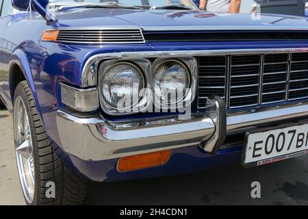 VLADIVOSTOK, RUSSIA - 9 AGOSTO 2014: Vecchie auto classiche americane. Spettacolo di musica per auto su via Batareinaya a Vladivostok. Foto Stock