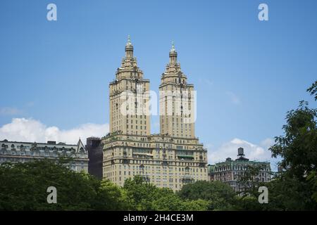 NEW YORK CITY, STATI UNITI - 20 ottobre 2021: Le alte torri di San Remo con vista del parco centrale contro un cielo blu a New York City, Stati Uniti Foto Stock
