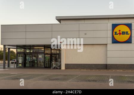 Campos, Spagna; ottobre 25 2021: Facciata principale della catena di supermercati Lidl chiusa all'alba, nella città di Majorcan di Campos, Spagna Foto Stock