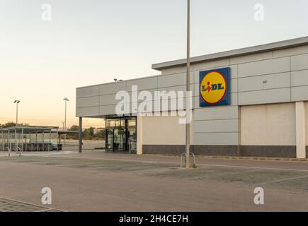 Campos, Spagna; ottobre 25 2021: Facciata principale della catena di supermercati Lidl chiusa all'alba, nella città di Majorcan di Campos, Spagna Foto Stock