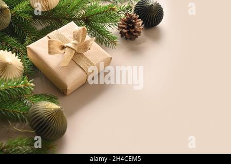 Regalo ecologico di Natale e composizione festiva con coni di pino naturale su sfondo beige. Primo piano. Biglietto di auguri natalizio con spazio per la copia. Foto Stock