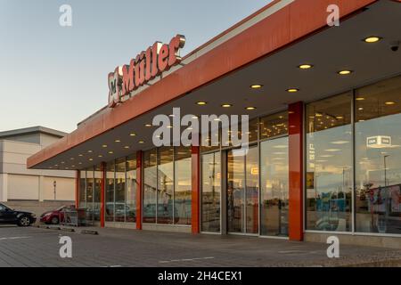 Campos, Spagna; ottobre 25 2021: Facciata principale della catena di supermercati e farmacie Muller chiusa all'alba, nella città di Majorcan di Campos, Spagna Foto Stock