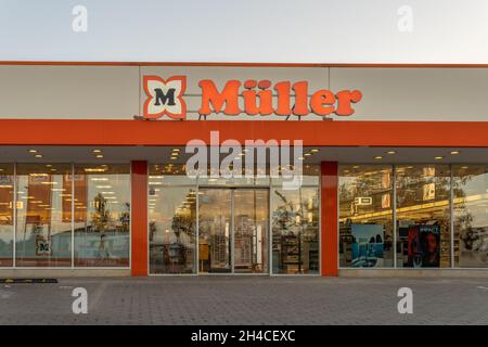 Campos, Spagna; ottobre 25 2021: Facciata principale della catena di supermercati e farmacie Muller chiusa all'alba, nella città di Majorcan di Campos, Spagna Foto Stock