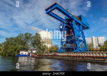 Kran, Schiff, Entladung Steinkohle, Kühlturm, Spree, Kraftwerk Reuter West, Siemensstadt, Spandau, Berlino, Germania Foto Stock