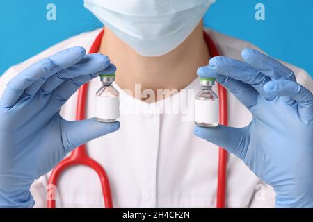 L'infermiere tiene le fiale con la medicina nelle sue mani Foto Stock