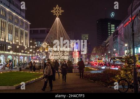 KaDeWe von außen im Lichterglanz. Weihnachts-Shopping auf dem Tauentzien am 12.12.2020 Schöneberg, Berlino, Germania Foto Stock