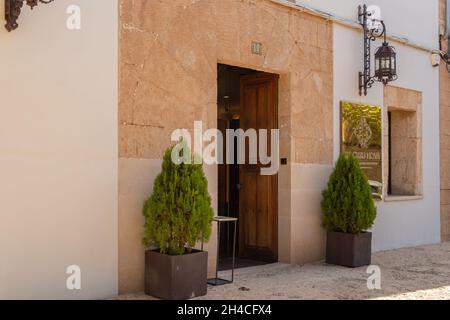 Campos, Spagna; ottobre 25 2021: Facciata principale dell'hotel di lusso SA Creu Nova Petit Palais Art and Spa, all'alba. Campos, isola di Maiorca, S. Foto Stock