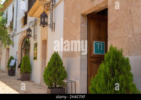 Campos, Spagna; ottobre 25 2021: Facciata principale dell'hotel di lusso SA Creu Nova Petit Palais Art and Spa, all'alba. Campos, isola di Maiorca, S. Foto Stock