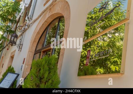 Campos, Spagna; ottobre 25 2021: Facciata principale dell'hotel di lusso SA Creu Nova Petit Palais Art and Spa, all'alba. Campos, isola di Maiorca, S. Foto Stock