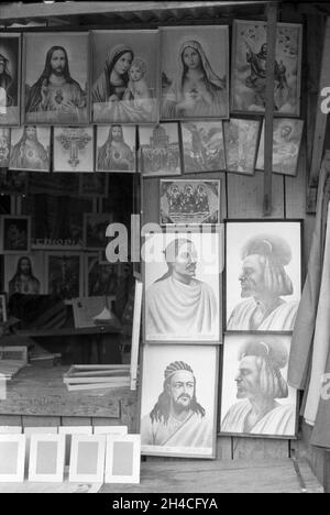 Africa, Etiopia, 1976. Addis Abba. Un negozio che vende icone e disegni di eroi etiopi, imperatori e Santi Cristiani Ortodossi Foto Stock