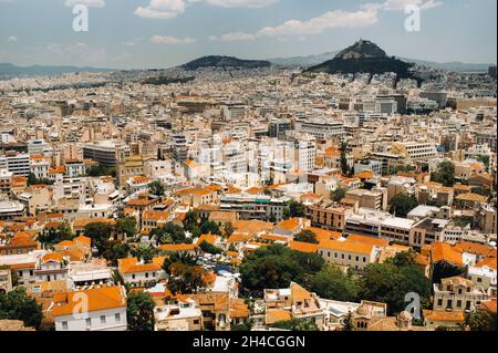 Paesaggio urbano di Atene e Lycabettus Hill sullo sfondo, Atene, Grecia Foto Stock