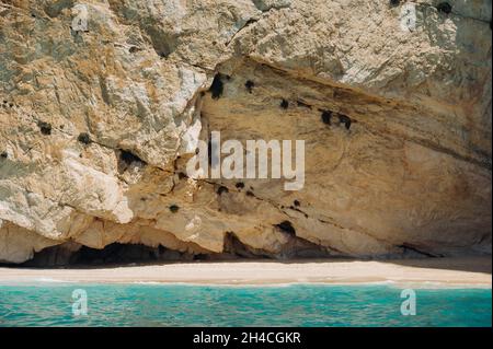 Una spiaggia rocciosa vicino alla Baia di Navagio sull'isola di Zante, in Grecia Foto Stock