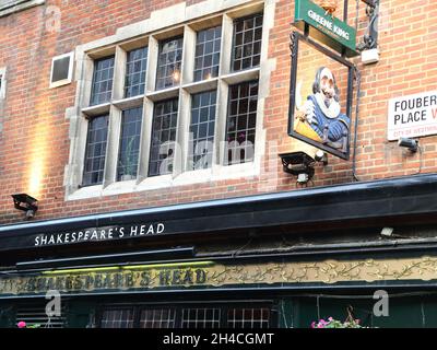 Cartello sopra il pub inglese tradizionale Shakespeare's Head a Soho, Londra, Regno Unito Foto Stock