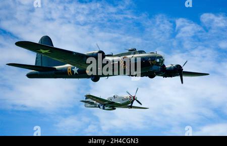 Boeing B17 Flying Fortress World War 2 Aircraft North American P-51 Mustang e Boeing B17 Flying Fortress volano in formazione Foto Stock