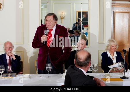 Barry Humphries, Roger McGough, Harry Mount & Camilla Duchessa di Cornovaglia al Oldie of the Year Awards 2021 Foto Stock