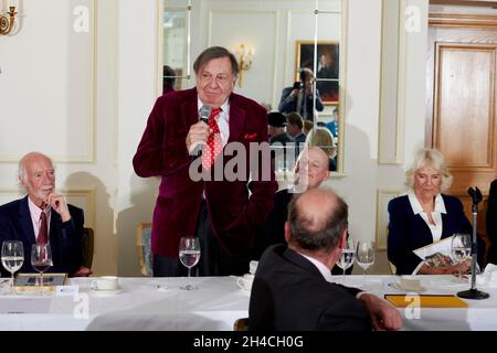 Barry Humphries, Roger McGough, Harry Mount & Camilla Duchessa di Cornovaglia al Oldie of the Year Awards 2021 Foto Stock