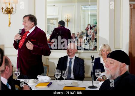 Barry Humphries Harry Mount & Camilla Duchessa di Cornovaglia al Oldie of the Year Awards 2021 Foto Stock