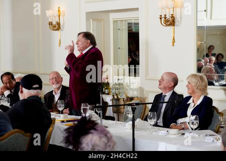 Barry Humphries, Bob Harris, Harry Mount & Camilla Duchessa di Cornovaglia al Oldie of the Year Awards 2021 Foto Stock