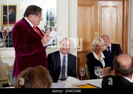 Barry Humphries Harry Mount & Camilla Duchessa di Cornovaglia al Oldie of the Year Awards 2021 Foto Stock